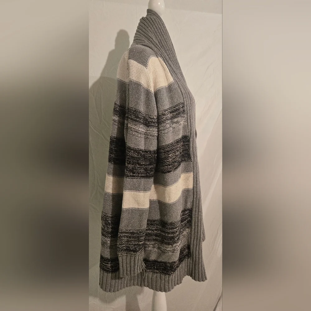 Old Navy Gray Knit Sweater